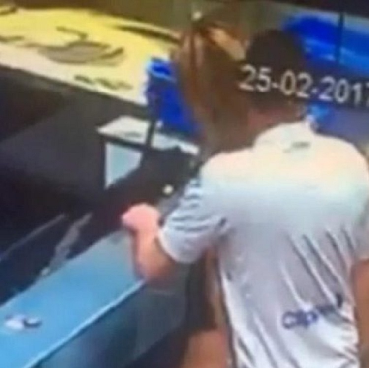 I sos durimi, çifti bën seks brenda në piceri (FOTO +16)