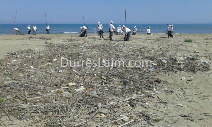 Ushtria nis pastrimin në një nga pikat e nxehta të plazheve të Durrësit (FOTO)