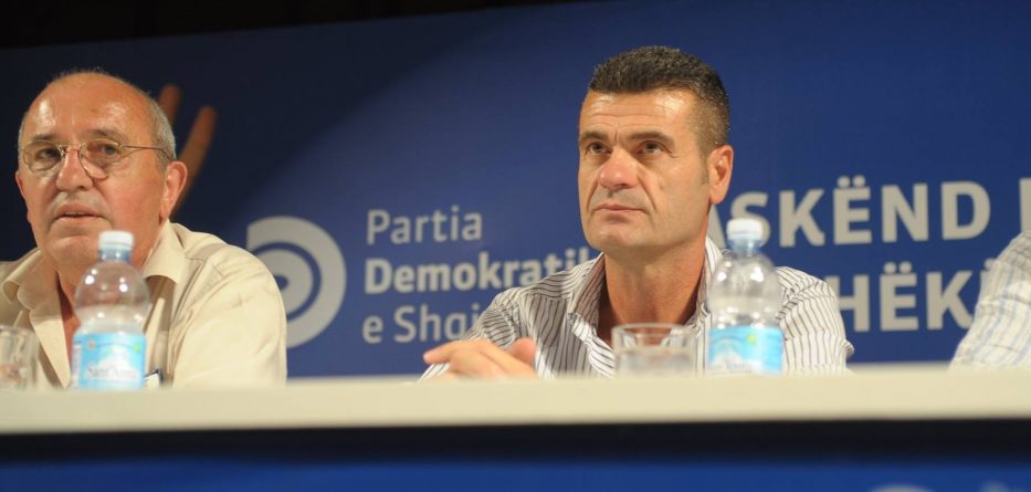 Patozi sulmon Bashën: Eja vërdallë me brekë nëpër këmbë…