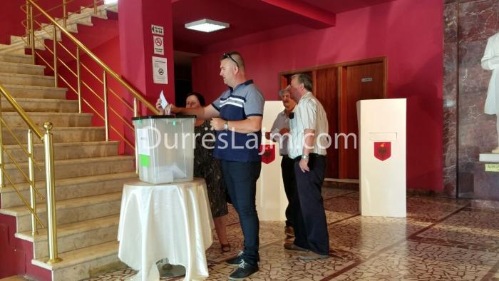 LAJM I FUNDIT/ Demokratët e Durrësit votojnë për zgjedhjen e kreut të PD, si po ecën votimi (FOTO)