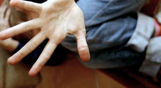 17-vjeçari i hyn në shtëpi dhe tenton të përdhunojë të miturën