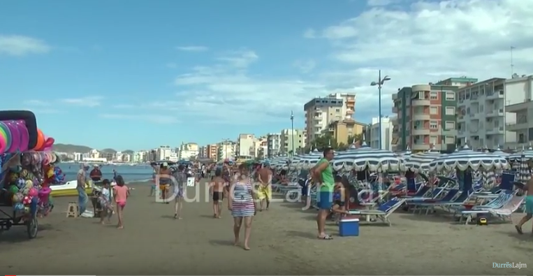 Sa të sigurt ndihen pushuesit në plazhin e Durrësit? (VIDEO)