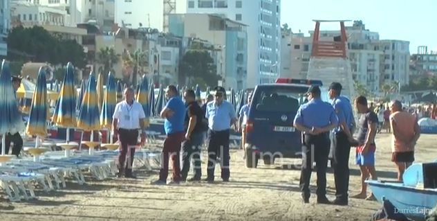 Aksion në plazhin e Durrësit, bashkia bllokon çadrat e shezlonët e palicencuara (VIDEO)
