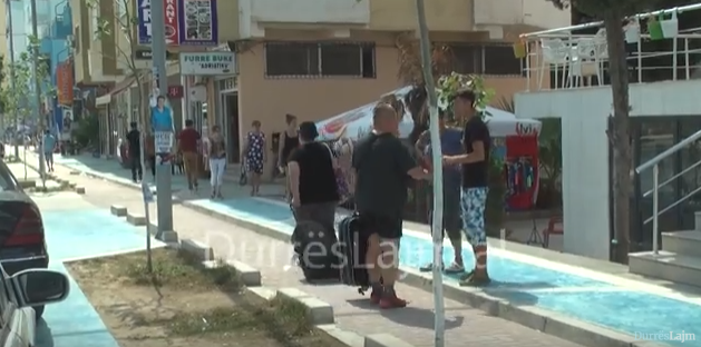 10 euro/nata, bien çmimet në mënyrë drastike në plazhin e Durrësit, në Sarandë 50 euro (VIDEO)