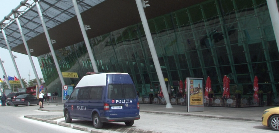 Katër të arrestuar në aeroportin e Rinasit, njëri nga Durrësi