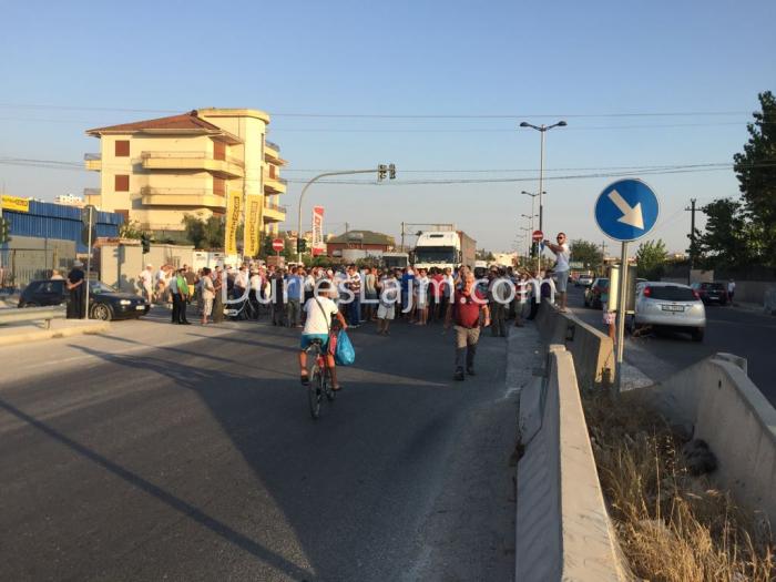 Procedohen penalisht 3 protestues në Durrës, bllokuan rrugën