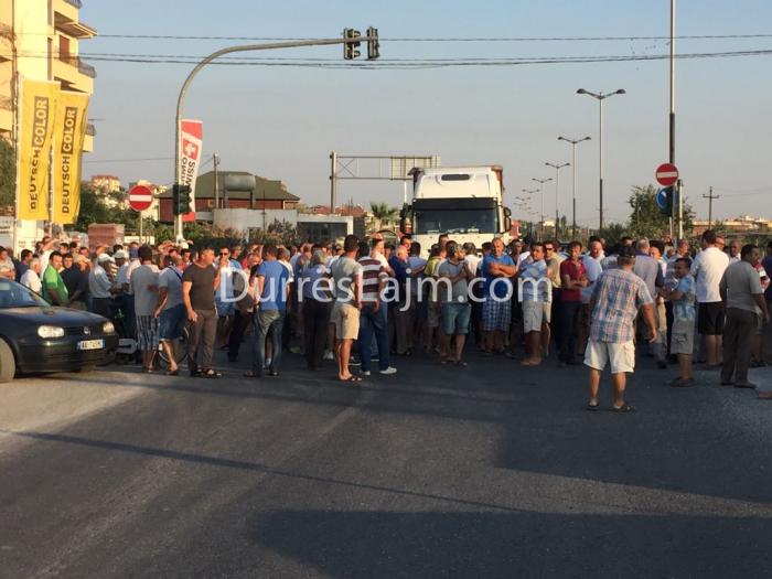 LAJM I FUNDIT/ Durrës, banorët bllokojnë për 15 minuta Unazën e plazhit (FOTO)