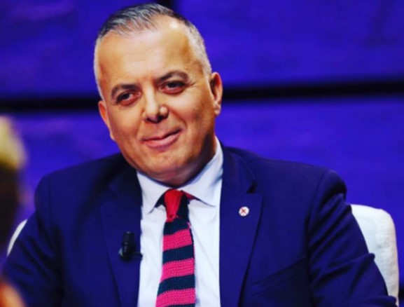 Sokol Balla heq kostumin zyrtar, shfaqet… plot tatuazhe! (FOTO)