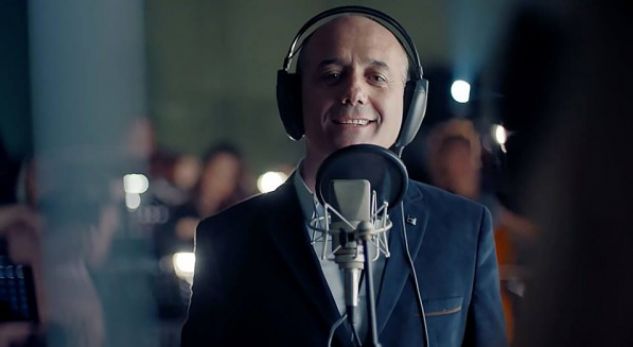 Salsano na prezanton me 4 ‘yjet’ e familjes! (FOTO)