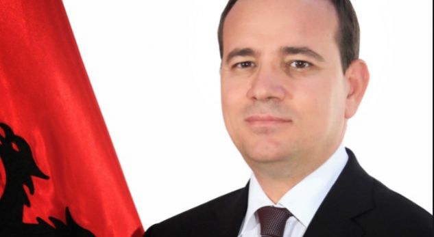 Nishani ‘hap dyert’ për dhënien e nënshtetësisë shqiptare, ja fatlumët