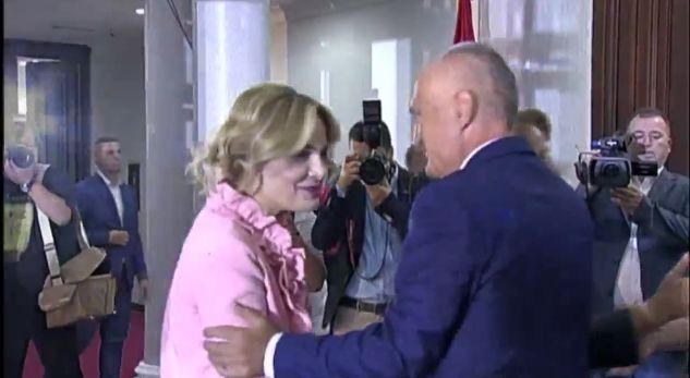 Takimi i parë mes Monika Kryemadhit dhe Ilir Metës në Presidencë