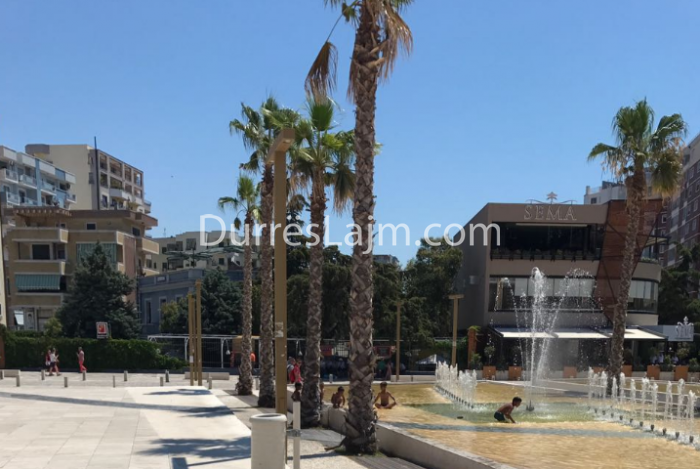 Vapa përvëluese, fëmijët romë e kthejnë në ‘pishinë’ shatërvanin para bashkisë së Durrësit (FOTO)