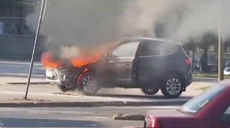 Golem, digjet në mes të autostradës një automjet