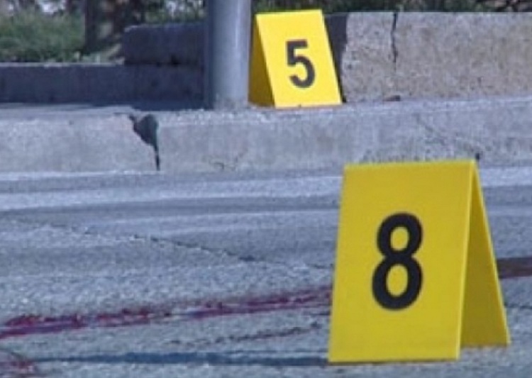 Plagoset me armë një person