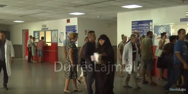 ‘Tmerr’ në spitalin e Durrësit/ Prishet sistemi i kondicionimit, pacientë e mjekë në hall të madh (VIDEO)