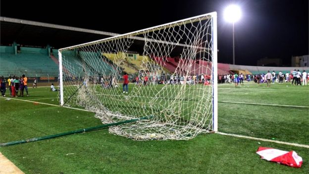 Shembet muri i stadiumit, 8 të vdekur e 49 të plagosur