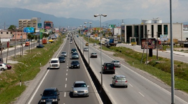 Sezoni turistik, ja për çfarë mjetesh do të ndalohet qarkullimi në autostradën Tiranë-Durrës