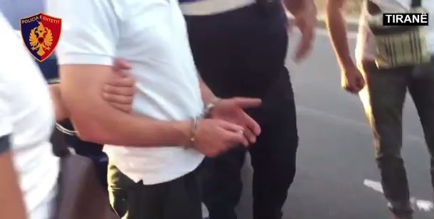 Qarkullonte me kallashnikov në makinë, ja si u kap nga policia (VIDEO)