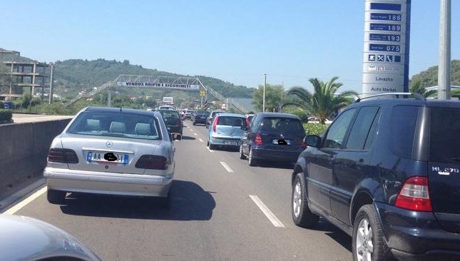 Radhë kilometrike në autostradën Tiranë-Durrës që në mëngjes!