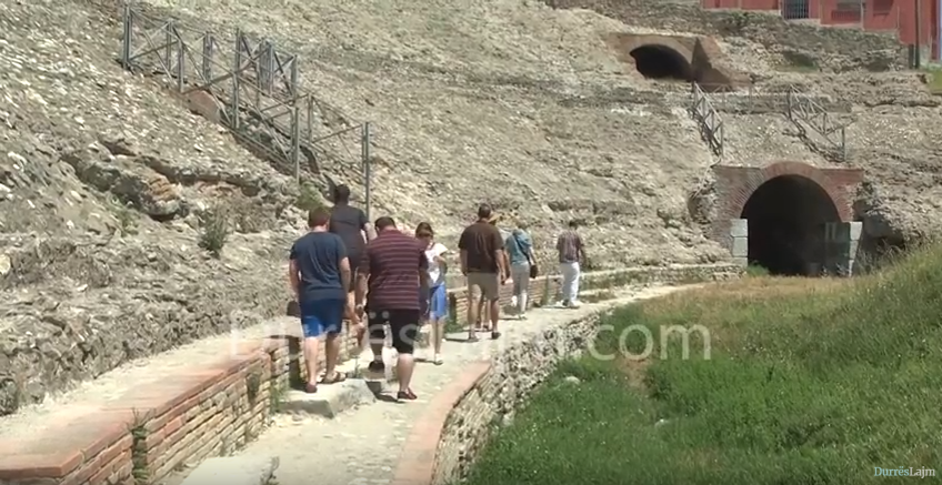 Turistët e huaj të interesuar për monumentet arkeologjike të Durrësit (VIDEO)