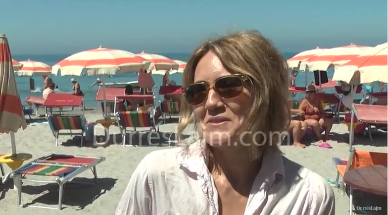 Jeton në Amerikë, por prej 13 vitesh nuk i ndahet plazhit të Durrësit (VIDEO)