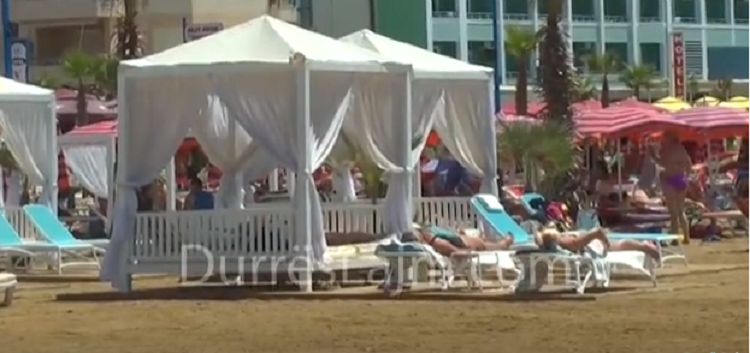 VIDEO/ Pushuesit e huaj zbarkojnë në Durrës. Bregdeti mbushet me norvegjezë, polakë e italianë