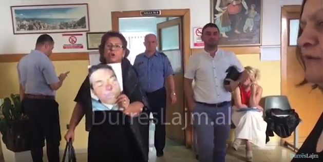 Prokuroria ndryshon akuzën për Kujtim Ekonomin, shpërthen Vjollca Arapi: Po na vrasin 2 herë (VIDEO)