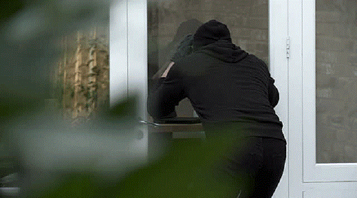 Vidhen një farmaci dhe një lokal në mes të Durrësit