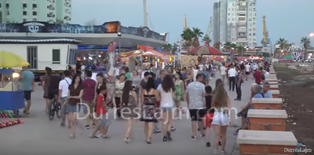 Mbrëmjet e nxehta në Durrës, ja çfarë bëjnë durrsakët e turistët (VIDEO)