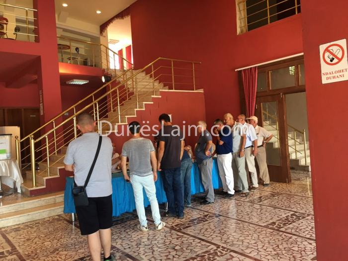 Demokratët e Durrësit në rradhë për të votuar (FOTO)