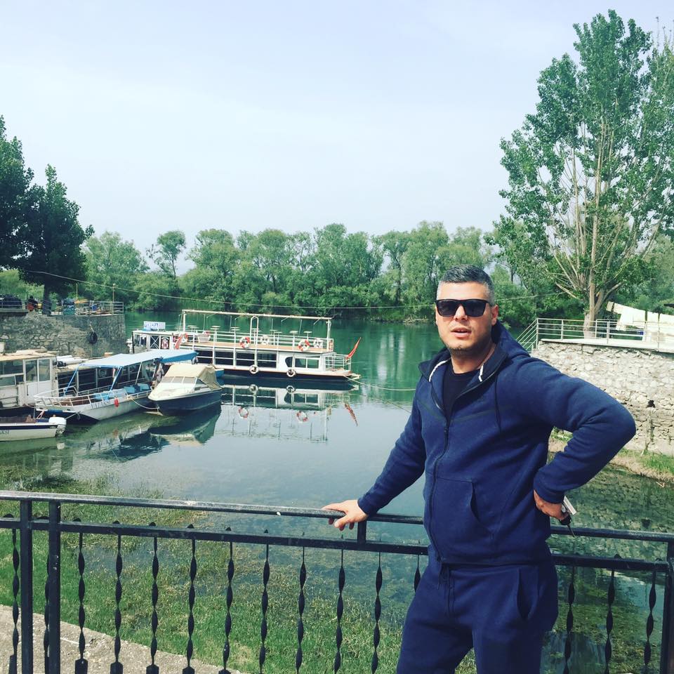 Kush është zyrtari i Ministrisë së Mbrojtjes që akuzohet për vjedhje votash (FOTO)