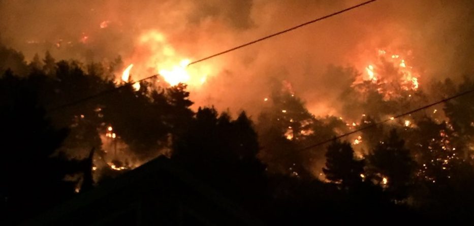 Zjarr i madh në Tepelenë, mbërrin helikopteri nga Tirana