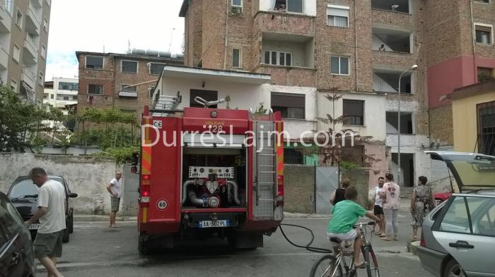 Merr flakë shtëpia në Durrës (FOTO)