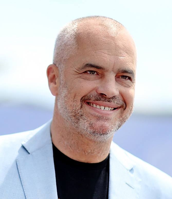 Rama publikon videon e rrallë të Shqipërisë në vitet ’60. Komentuesi: Ishim më mirë kur ishim më keq