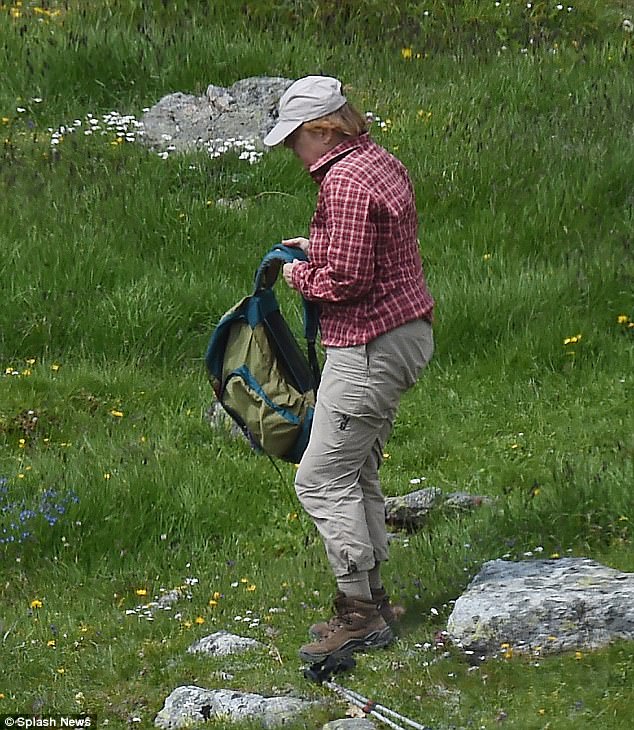 Angela Merkel në të njëjtin vend, me të njëjtën veshje si 5 vjet më parë (FOTO)