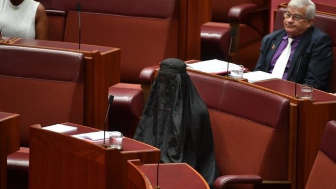 Australi, hyn në Parlament e veshur me burka, sepse… (FOTO)