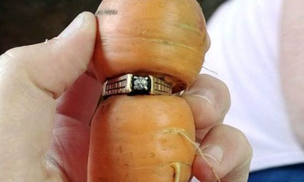 Karrota i risjell unazën që kishte mbajtur në gisht për 50 vjet