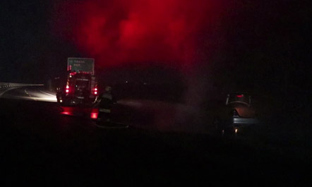 Shkrumbohet një makinë në mes të rrugës