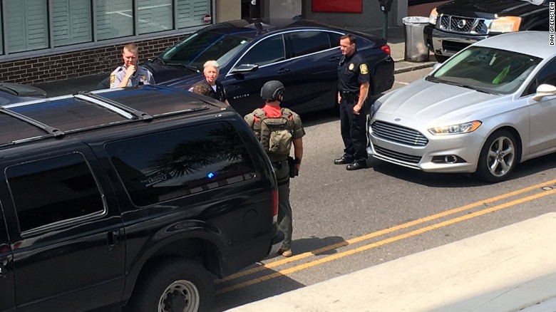 Punonjësi i pakënaqur vret një person dhe merr peng klientët