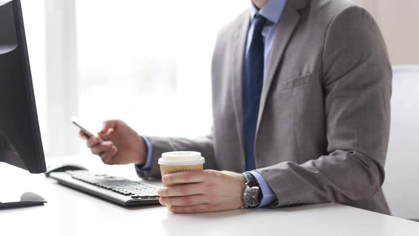 Sa kohë humbin punonjësit përpara ekranit të celularit?