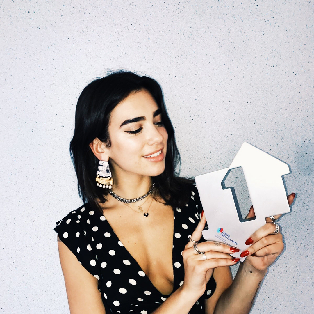 Dua Lipa e para artiste që kryeson në Britaninë e Madhe pas Adeles