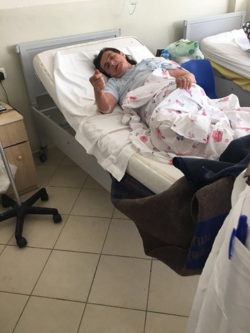 Burri shkoi në koncert, grabitësit i marrin të moshuarës paratë që i solli djali emigrant