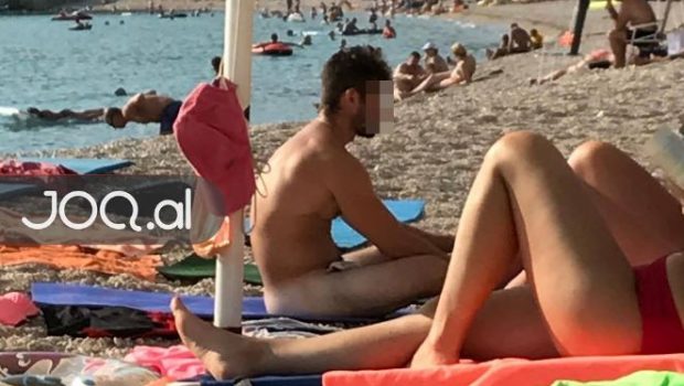 Sherr në plazh/ Turisti serb del nudo, pushuesit i përvishen keq (FOTO)