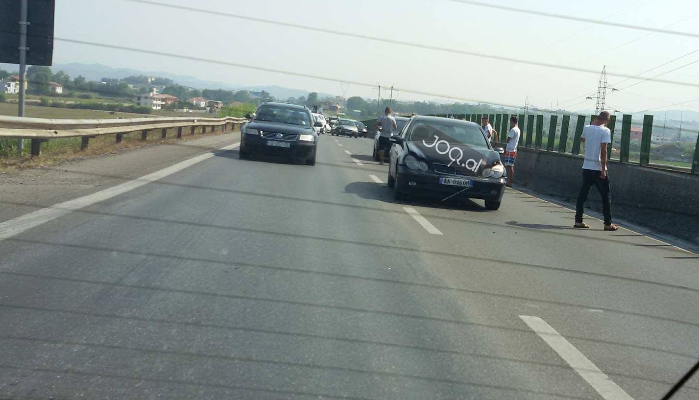 Aksident në autostradën Tiranë-Durrës, përplasen 7 makina, disa të plagosur