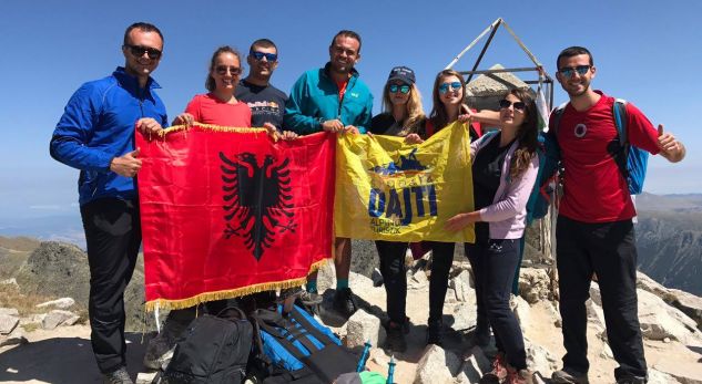 8 alpinistë shqiptarë ngjiten në majën më të lartë të Ballkanit