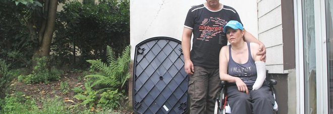 E rëndë/ I prenë këmbët dhe një dorë prej pickimit të një mushkonje