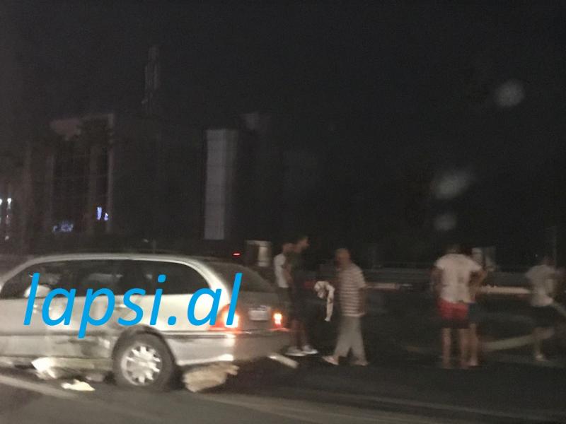 Aksident në autostradën Tiranë-Durrës, makina përfundon në kanal