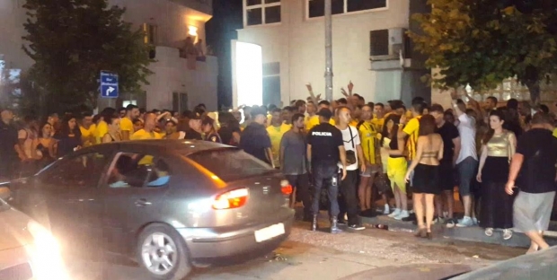 Italianët të dehur rrëmujë në Sarandë, ndërhyn policia për t’i qetësuar