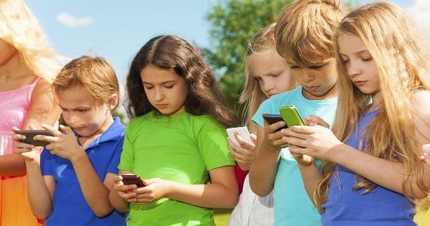 Qëndrimi i tepërt në kompjuter dhe celular, shkakton skoliozë te fëmijët (VIDEO)