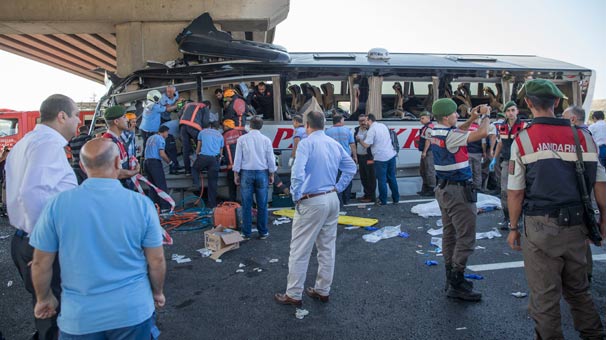 Autobusi përplaset me këmbën e urës, 6 të vdekur në Turqi
